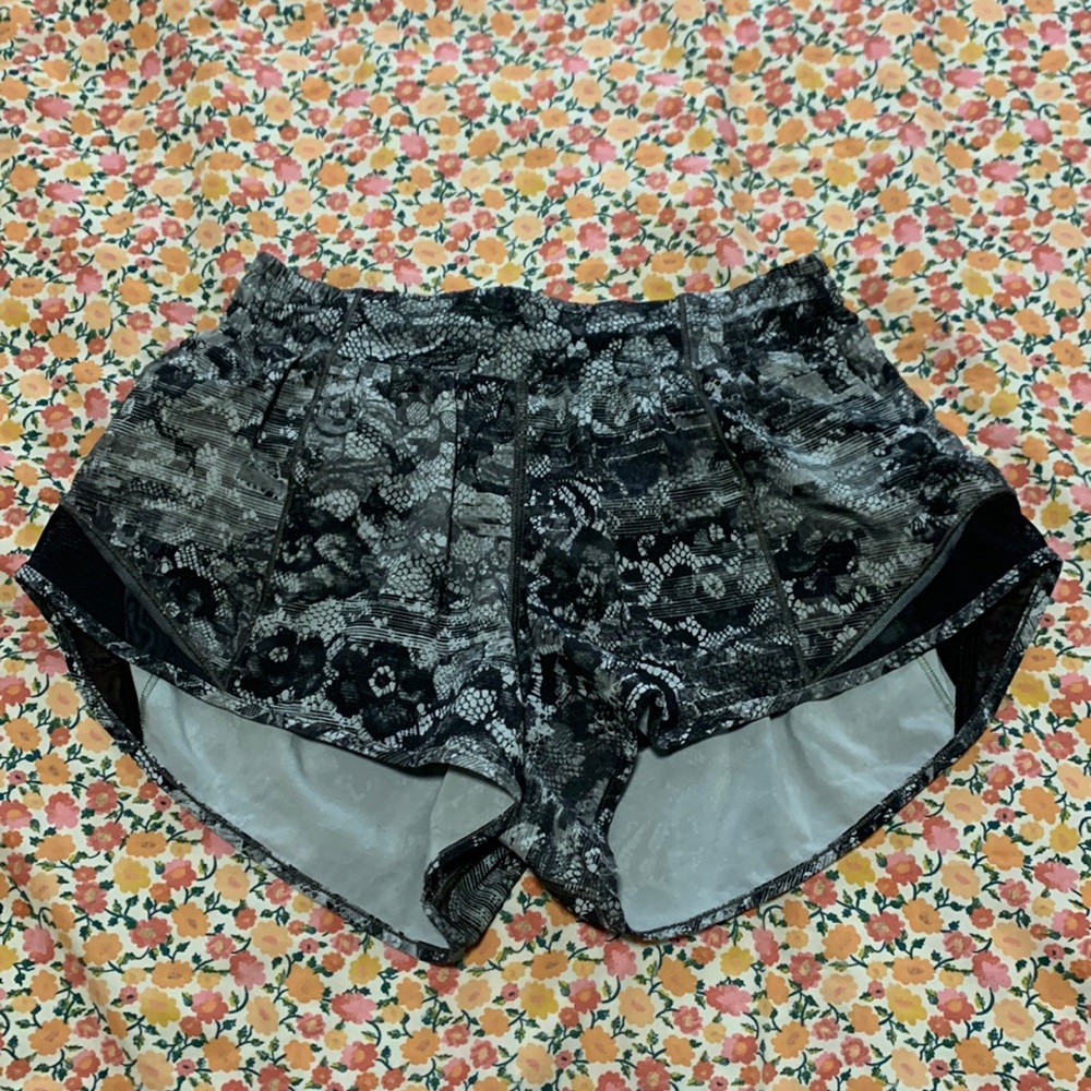 Lululemon Women’s Hotty Hot 2.5” Shorts - Black and White Pattern